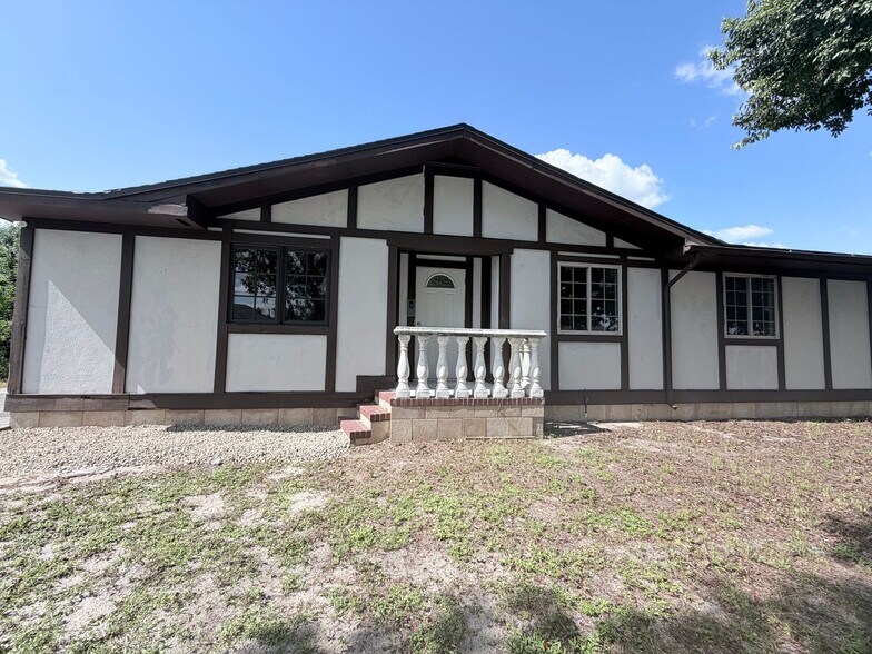 Building Photo - 4/2 Recently Remodeled