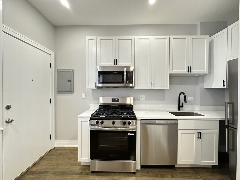 Building Photo - 3840 N Wilton Ave