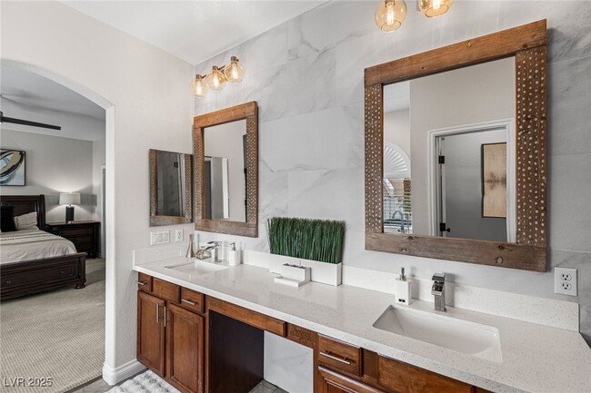 Building Photo - 275 Spectacular St