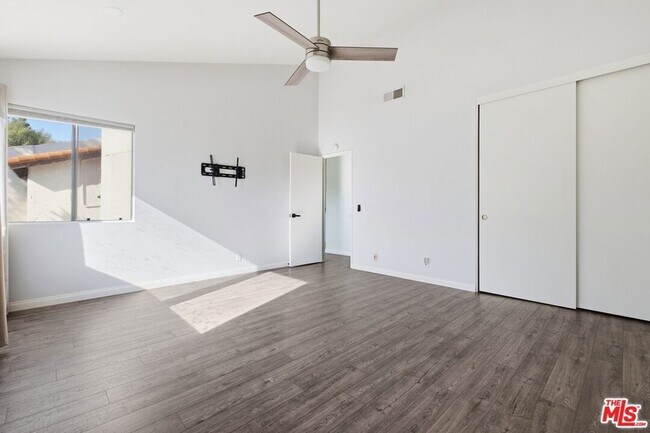 Building Photo - 833 Shadow Lake Dr