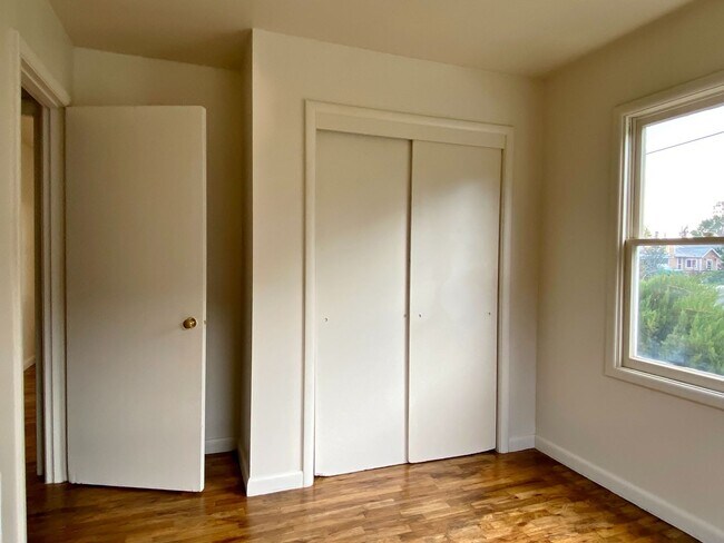 Building Photo - Freshly Updated Duplex Unit