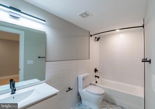 Building Photo - 6604 Ridge Ave