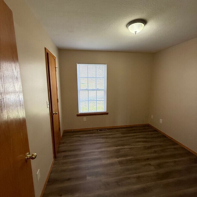 Building Photo - Updated 3 bedroom 2 bathroom home in Clever