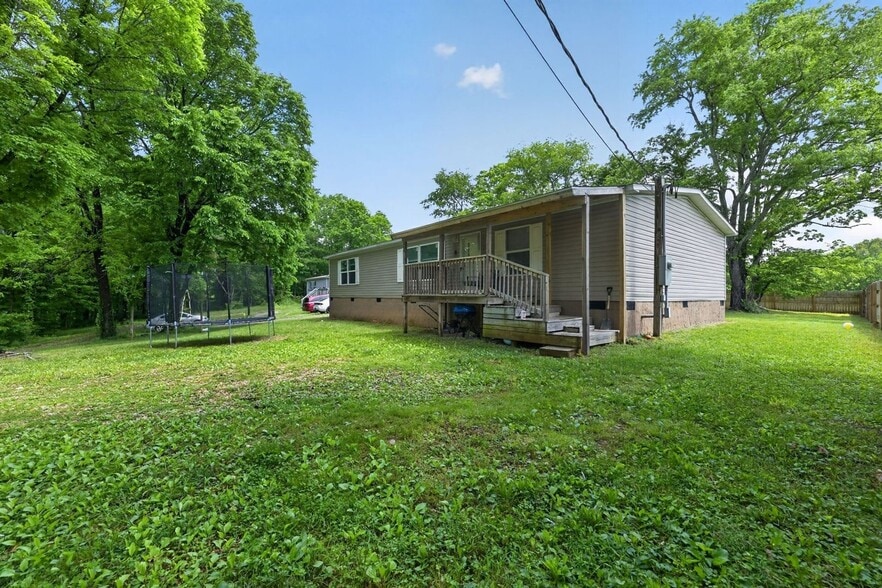 Building Photo - 122 Gibson St