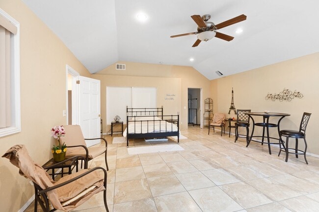 Building Photo - West Hills Home - Peaceful Semi-Rural Living