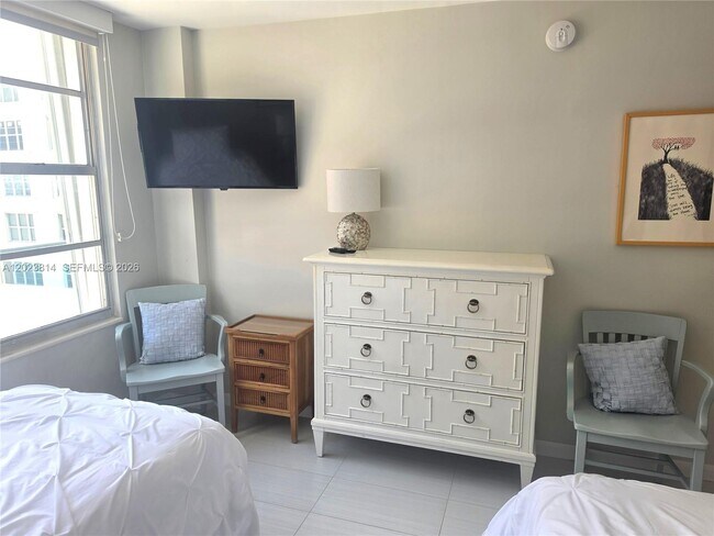 Building Photo - 5161 Collins Ave