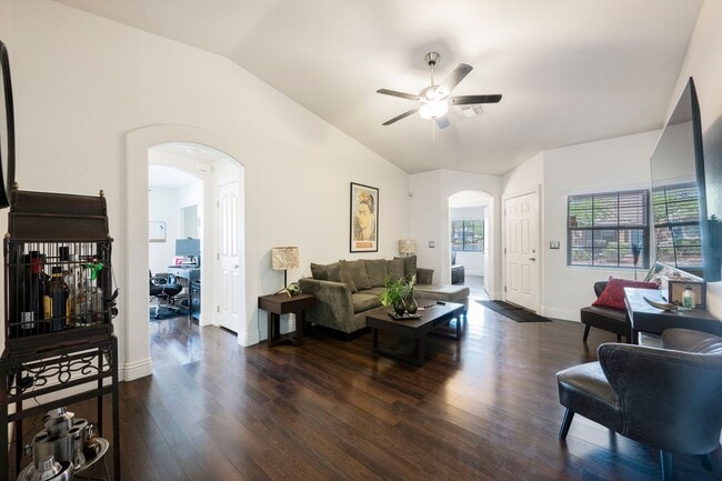 Building Photo - Beautiful 3 Bedroom Home In the Southwest