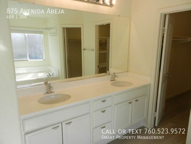 Building Photo - 875 Avenida Abeja