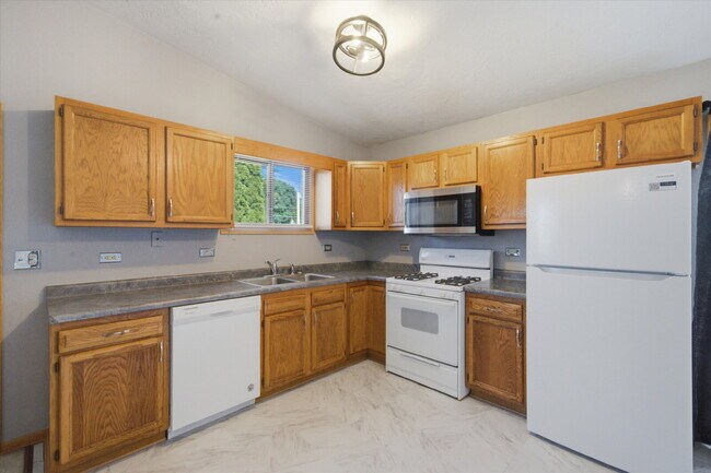 Building Photo - Move-In Ready Split-Level with Open Floor Plan