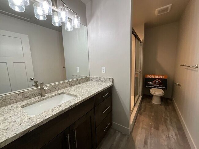 Building Photo - 3 bedroom 2 1/2 bath townhome