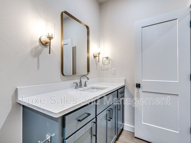 Building Photo - 610 W 2nd St