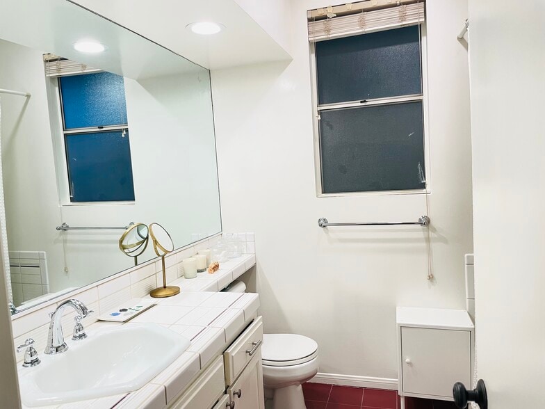 Master Bath - 1375 Kelton Ave