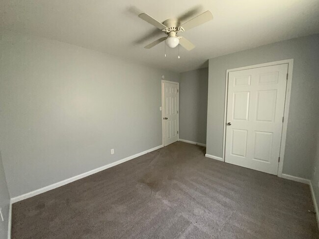 Building Photo - 4623-4623 W Bainbridge Dr