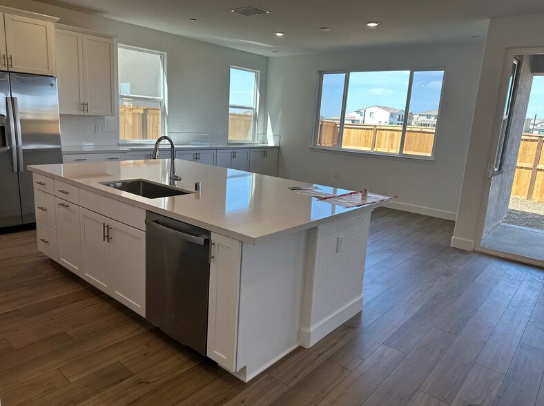 Building Photo - 5631 Padrone St