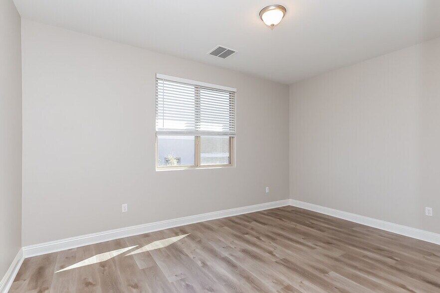 Building Photo - 537 Copper View St