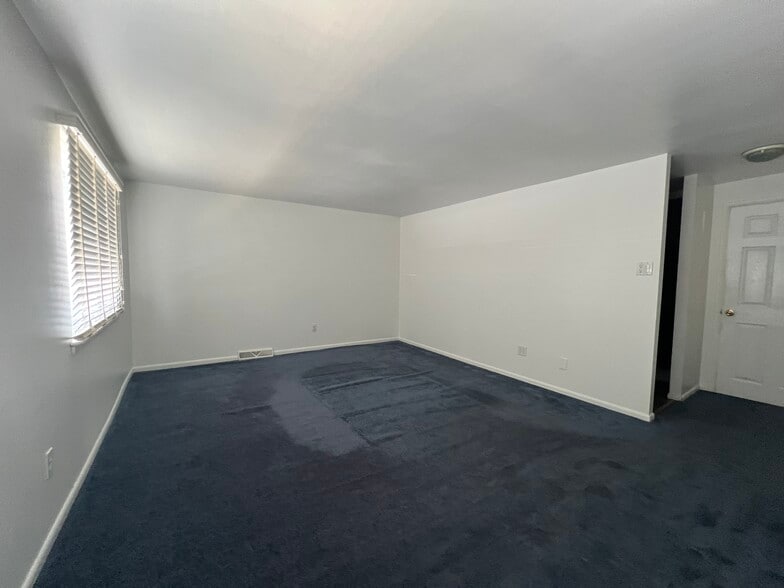 Building Photo - 919 Putnam Blvd