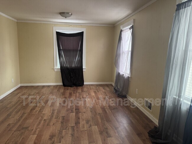 Building Photo - 105-107-107 Bidwell Terrace