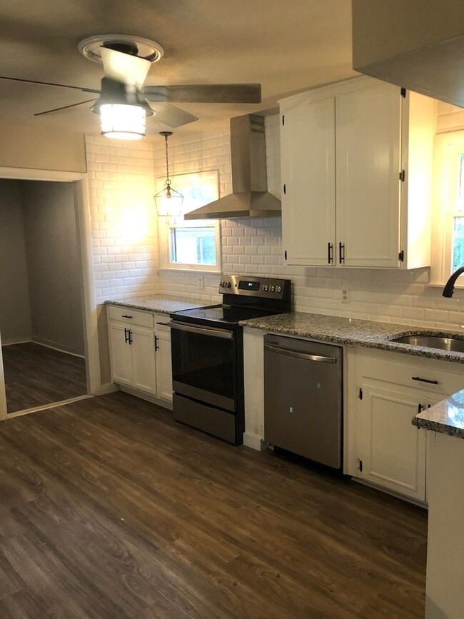 Building Photo - Beautiful Cottage newly remodel!! LOVE thi...