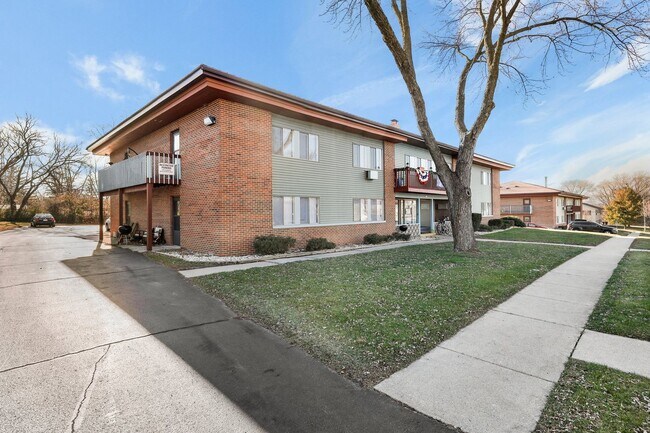 Building Photo - 1156 W Carriage Dr