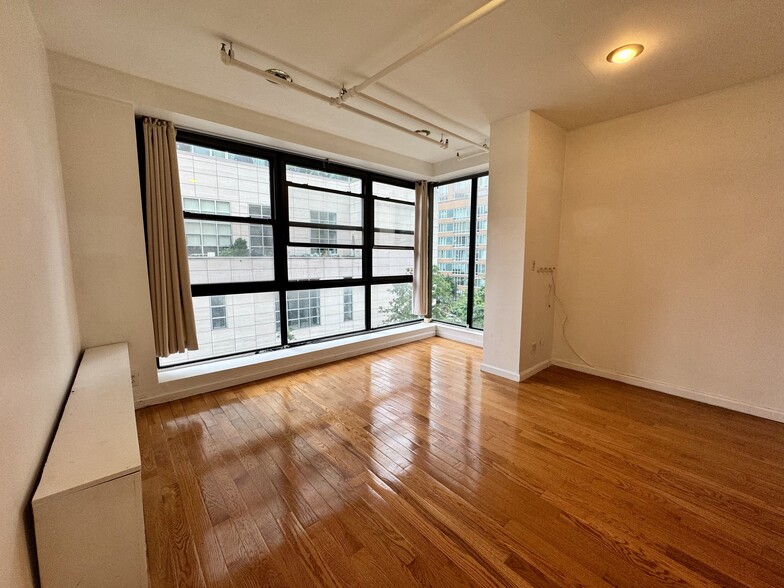 Building Photo - 303 E 53rd St