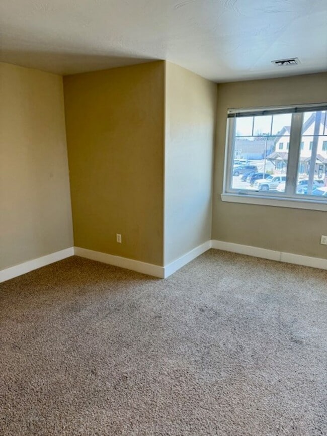 Building Photo - 2 Bedroom 1 Bathroom Apartment  NEW PRICE UPDATE