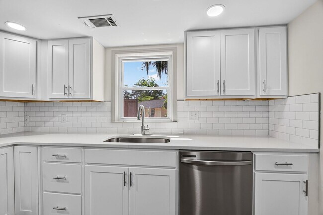 Building Photo - Move-In Ready Home Near Park Circle