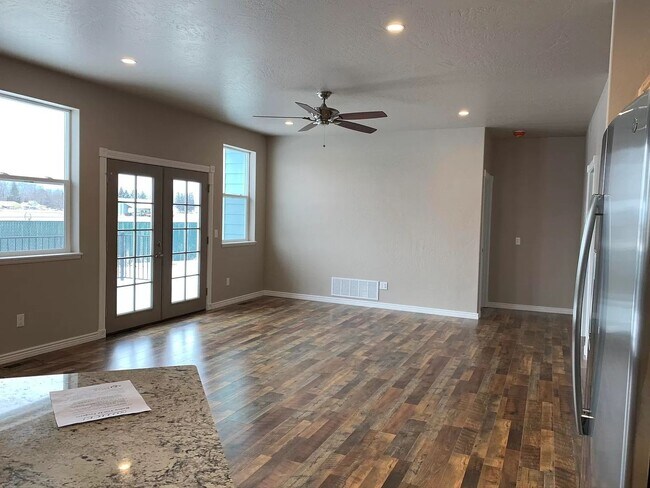 Building Photo - Sigle Family in East Valley