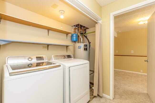 Building Photo - NW Longmont Spacious Tri Level.