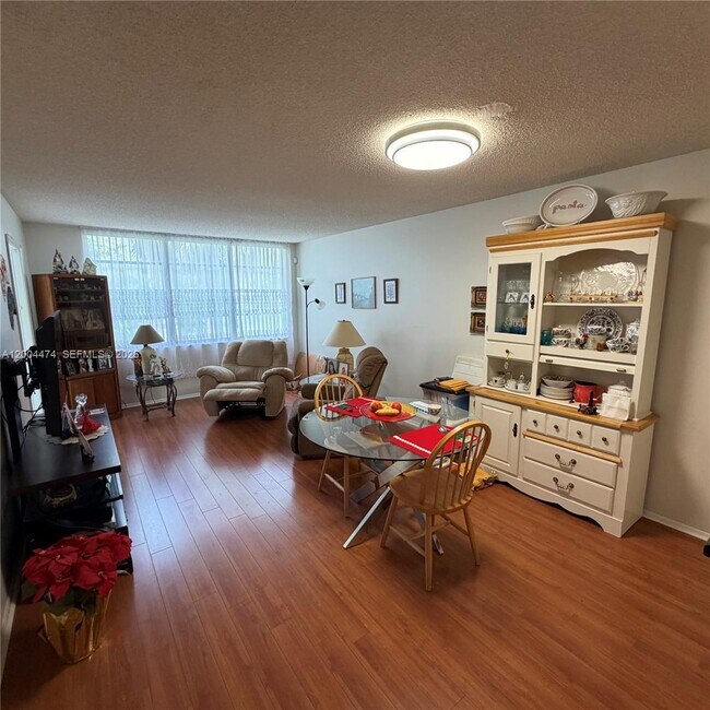 Building Photo - 9440 Tangerine Pl