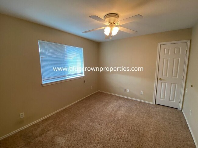 Building Photo - 1829 Carver Dr