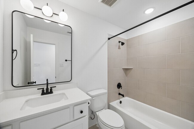 Building Photo - 15085 Berry Brk Dr