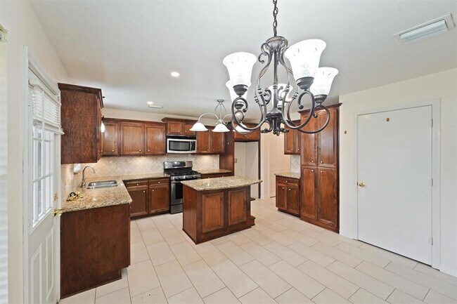 Building Photo - 16131 Canaridge Dr