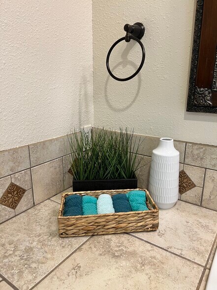 Building Photo - 819 Red Bird Ln