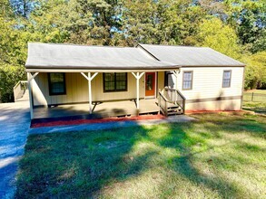 Building Photo - Welcome to this charming 3 bedroom, 2 bath...