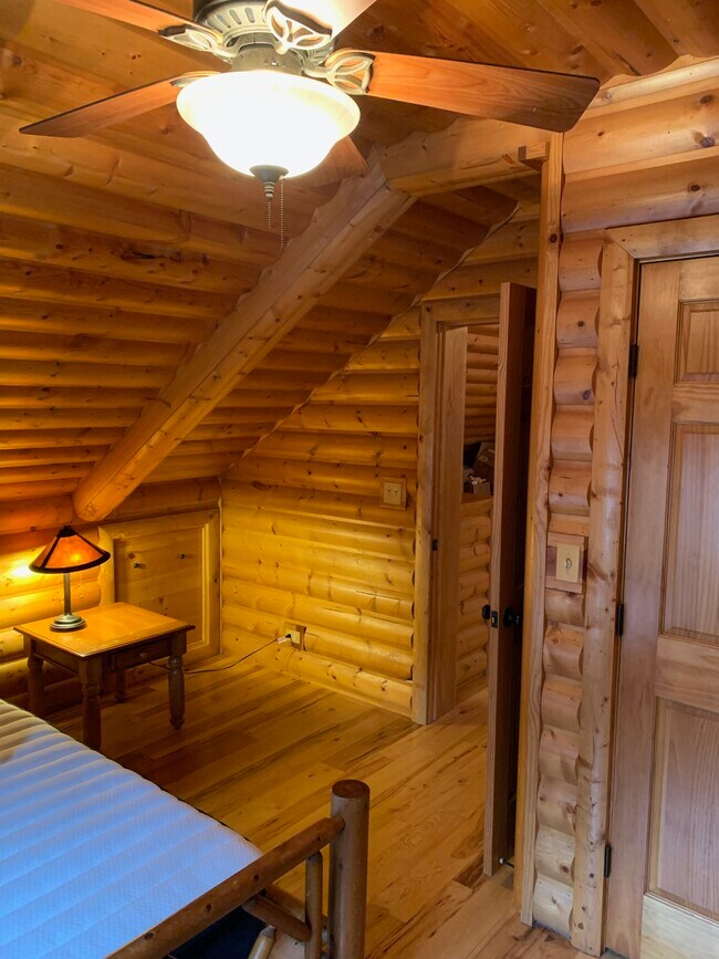 Building Photo - 4 W County Line Rd