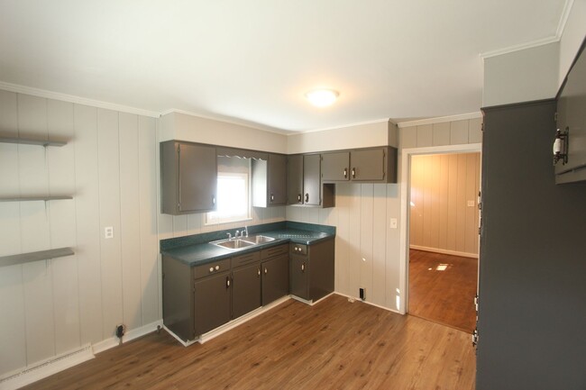 Building Photo - 3 Bedroom, 1.5 Bath!  New on the Market an...