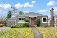 Building Photo - 2/1 One level with finished basement in St...