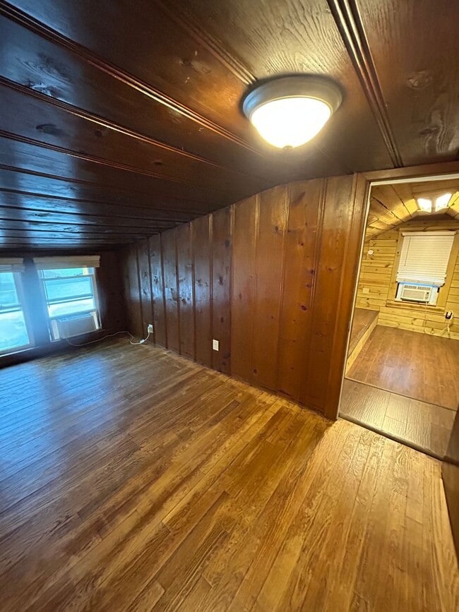 Building Photo - 3 Story Home Available Now Near Campus!