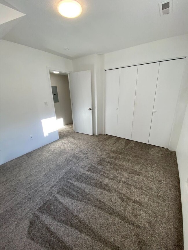 Building Photo - Large 2 bedroom, 1.5 bathroom Townhouse st...
