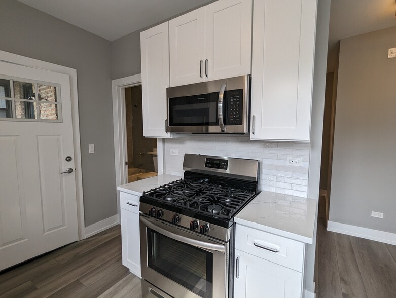 Building Photo - 3935 N Janssen Ave