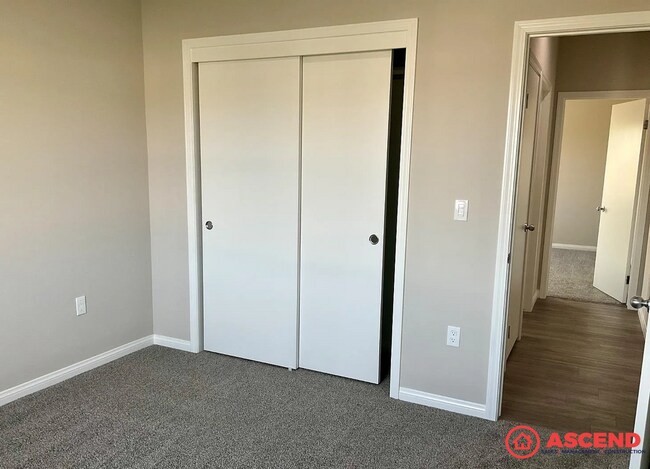 Building Photo - Spacious 4-Bedroom, 2-Bath Home with Fireplace, Garage & Full Appliances — No Pets
