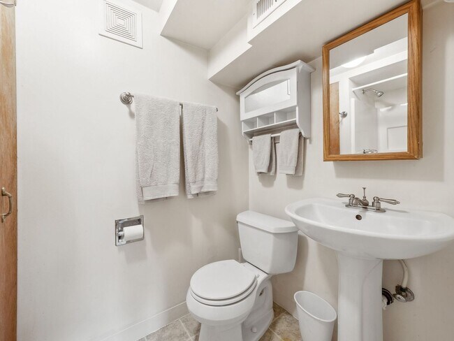 Building Photo - Super Sweet, Partially Furnished, Centrall...