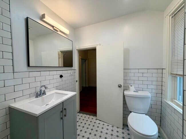 Building Photo - 14 E 42nd St