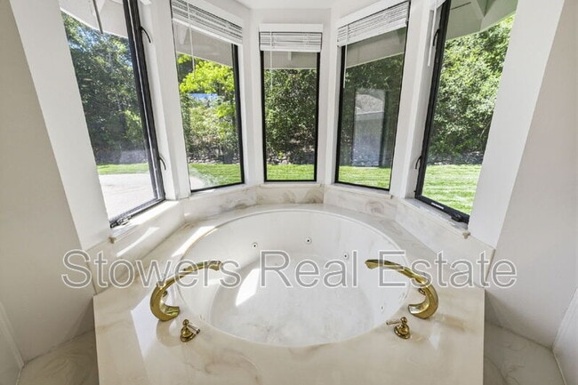 Building Photo - 618 Banister Ln