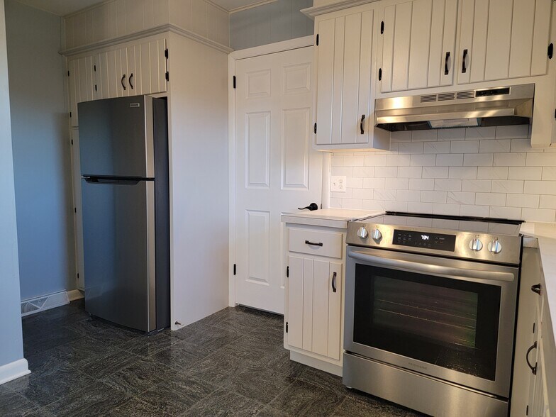 Building Photo - 40 Pine Crest Dr