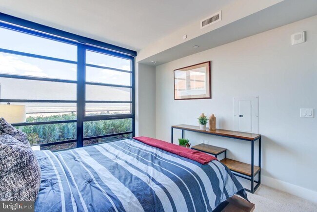 Building Photo - 1300 4th St SE