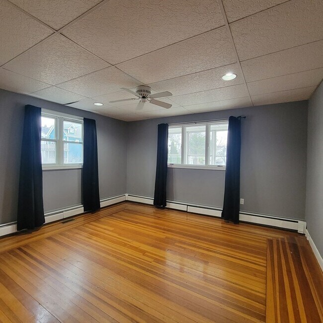 Building Photo - 459 Medford St