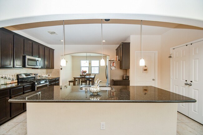 Building Photo - 5619 Drumlin Field Way