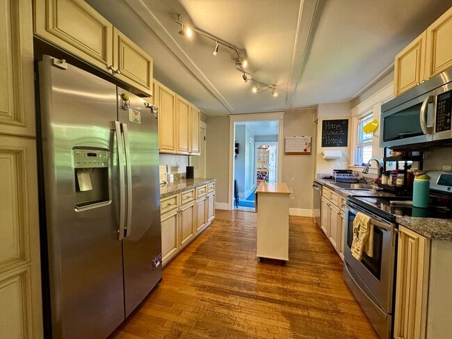 Building Photo - Beautiful Falmouth 3BD/2BA Single Family H...