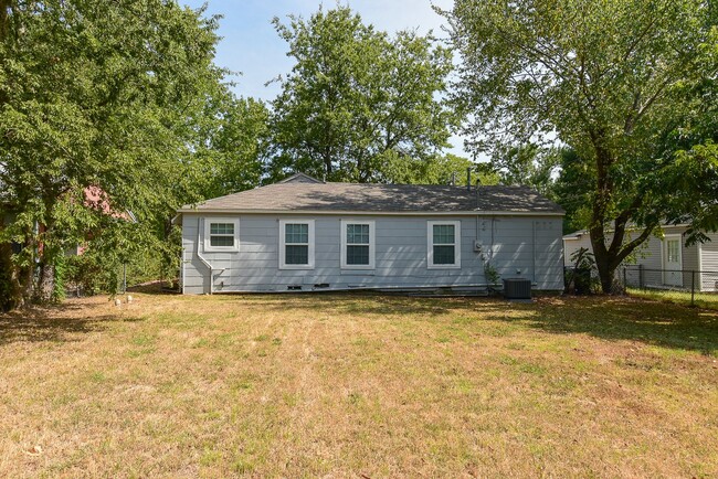 Building Photo - 1103 Pecan Ave